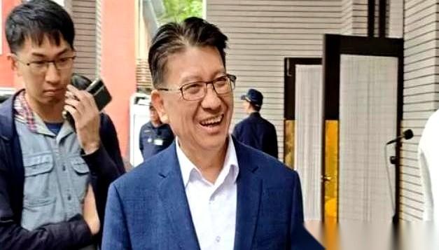 牌桌上三个人，总有一个得先下桌。
今天这屋子里，国民党的大佬们，县长，秘书长，全