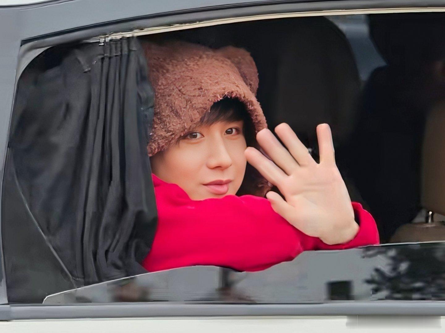 见过太多张扬的热烈，反而更爱你这份低调的真诚。成毅，你不刻意追逐镜头，却用一部部