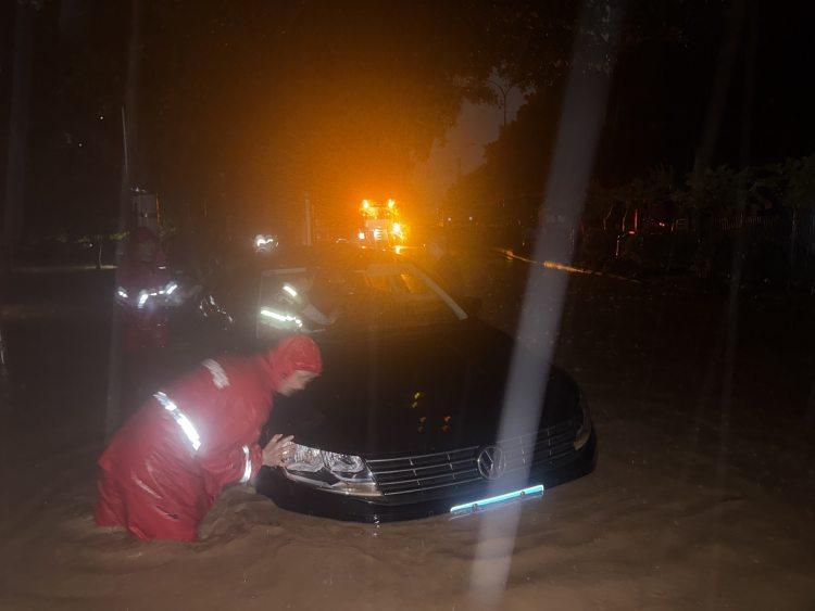 重庆多地出现大暴雨 已紧急避险转移556人