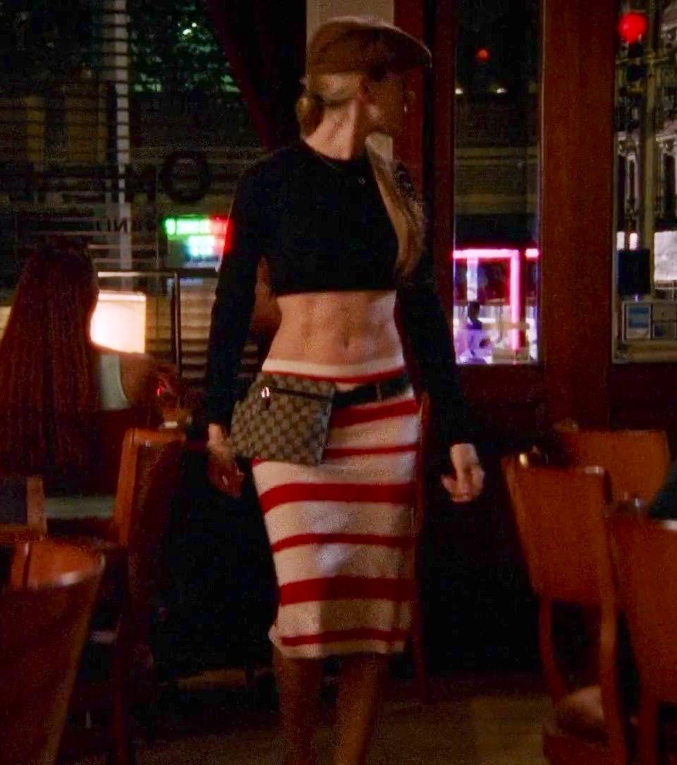 Carrie Bradshaw in season four of Sex an
