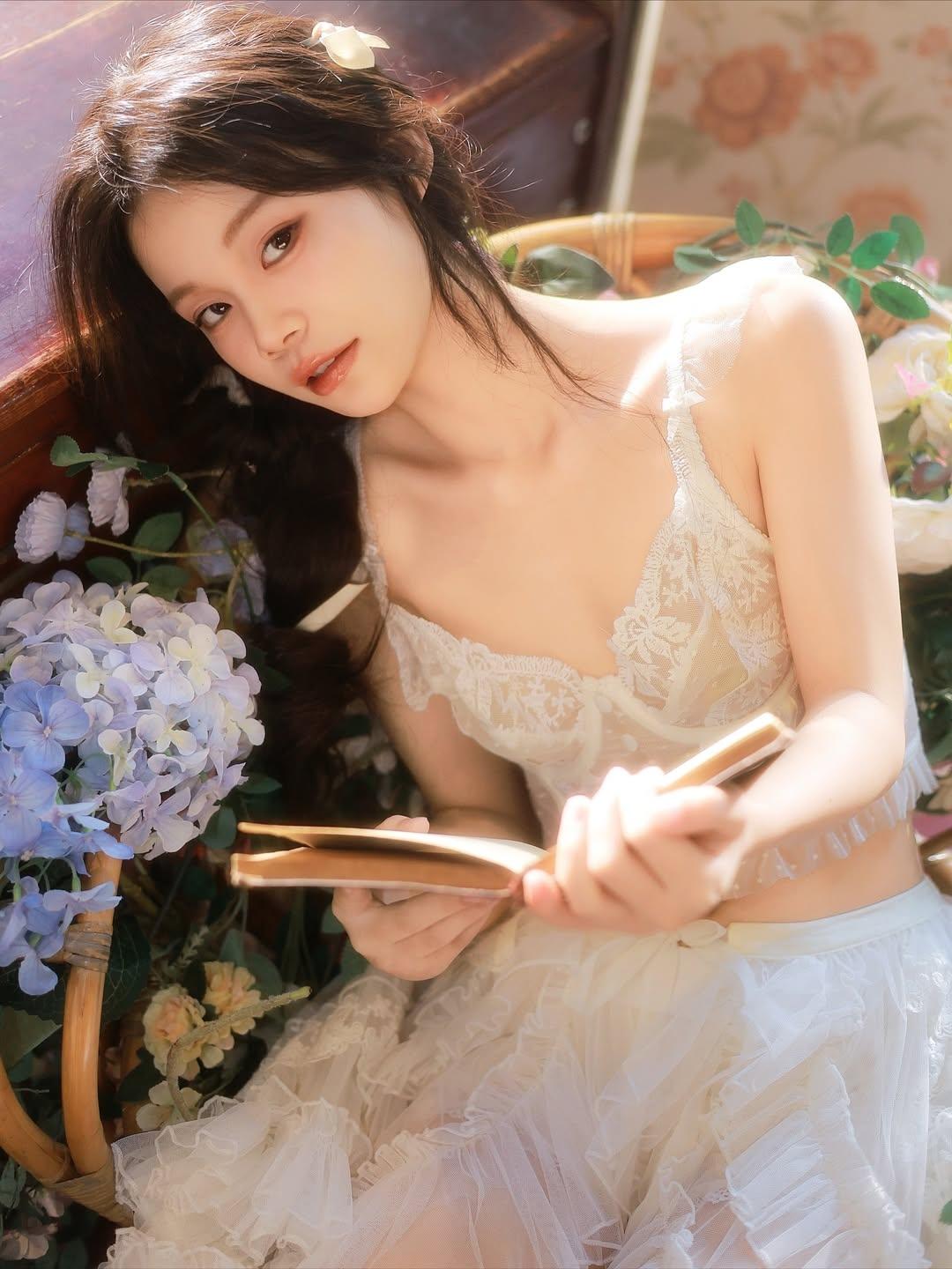 花影摇曳，美人如画。