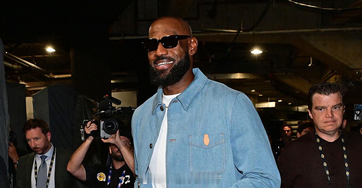 老詹为啥还不想退役？老兄弟韦德把话说透了。🏀北京时间7月12日，热火名宿德维恩