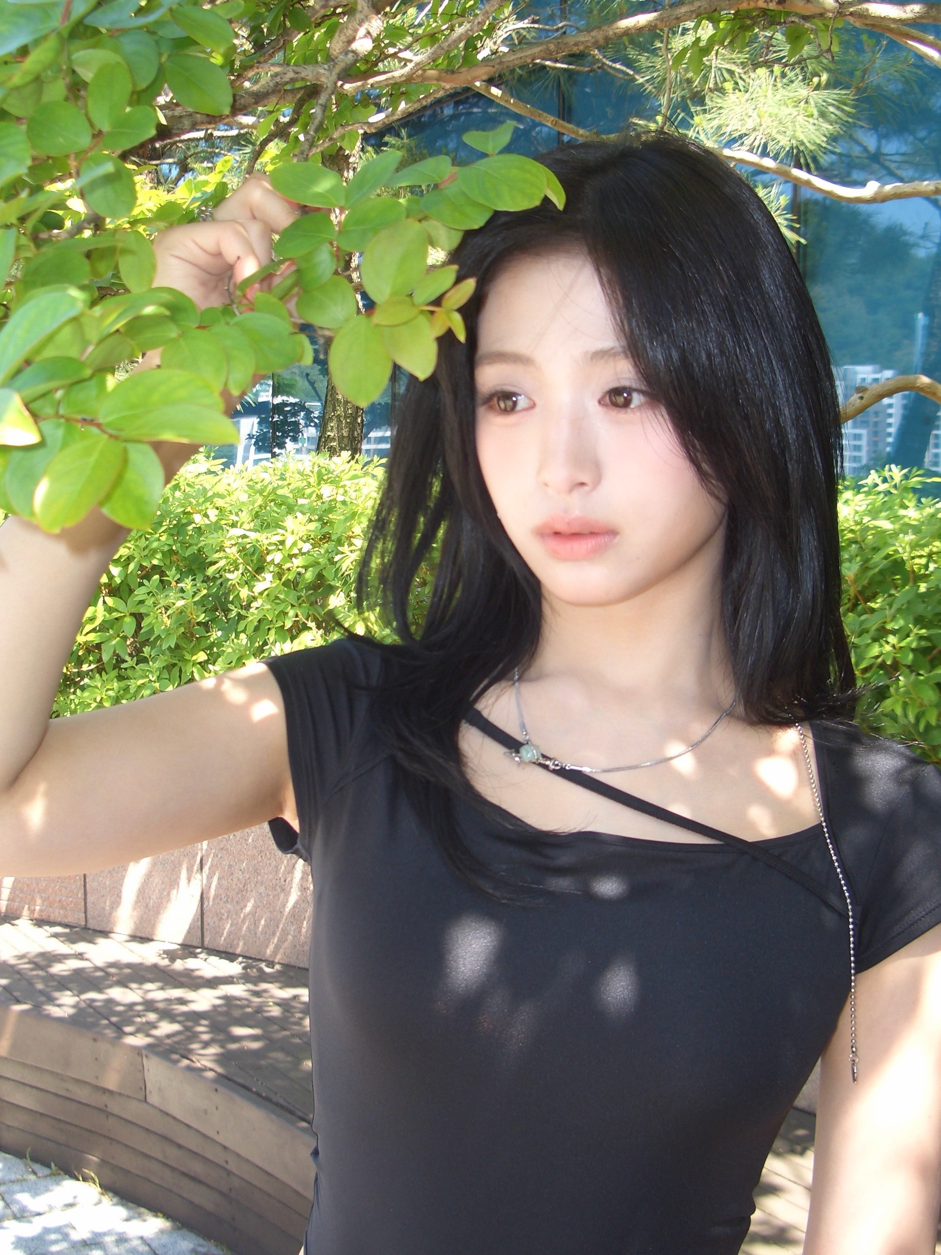 260522 AHYEON更新Wvs和玫瑰一起 🌹 