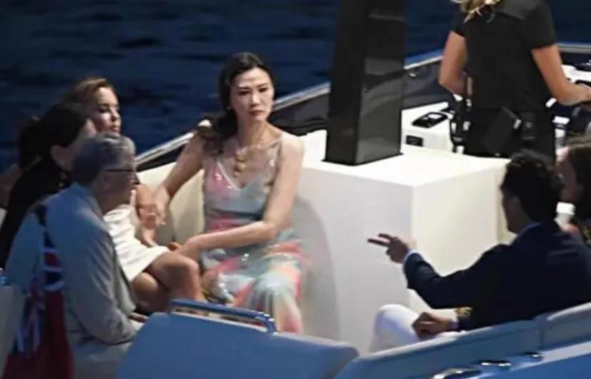 为何邓文迪能融入比尔盖茨的圈子?
比尔盖茨 人物 #华人
邓文迪、比尔盖茨，被拍