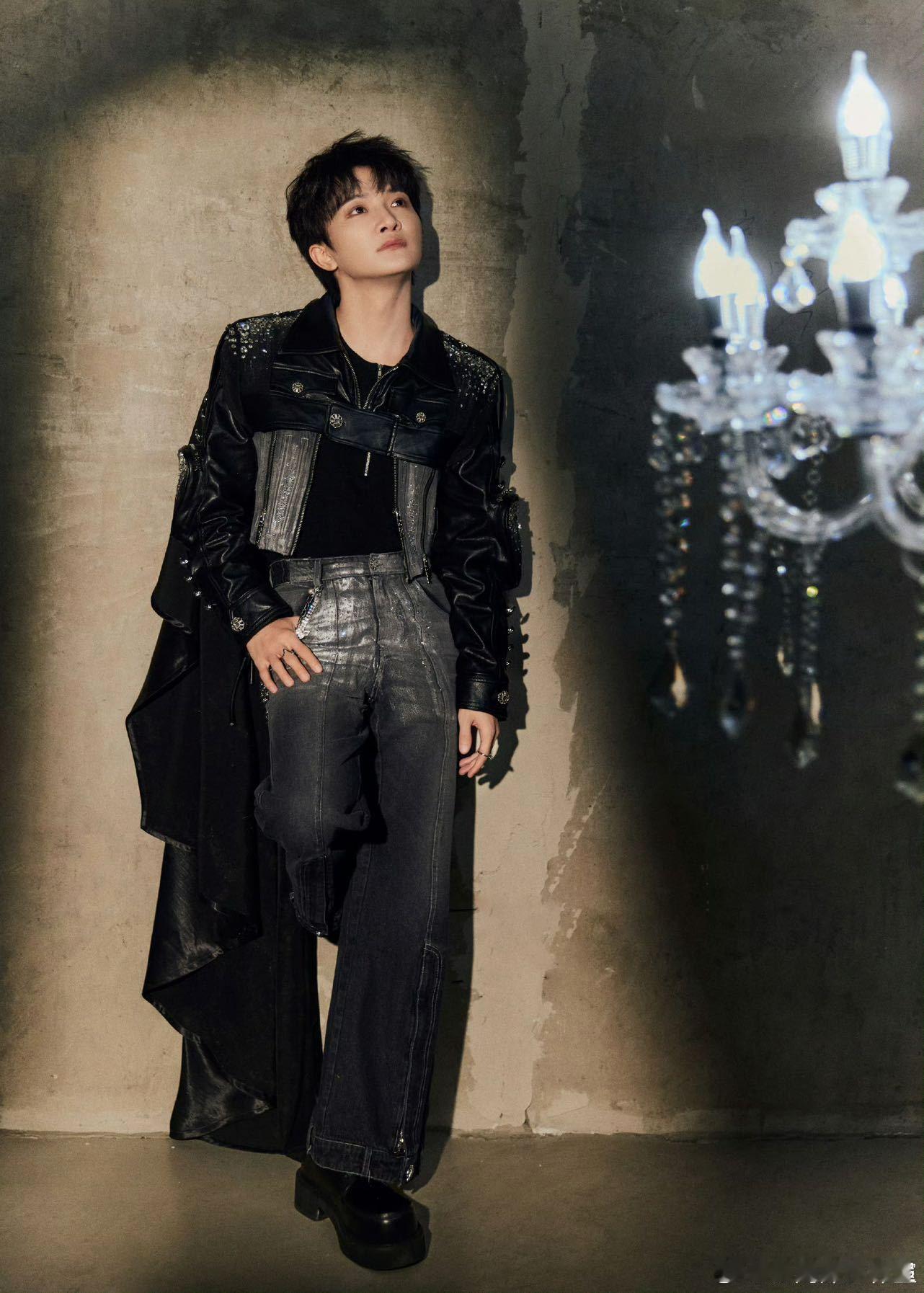 周深活力满满走红毯周深等光来舞台 红毯活力四射超迷人，《等光来》首唱舞台来袭，深