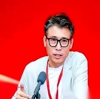 杨幂、梅婷她们19个人，刚刚集体当上了副会长。
但这事儿的戏眼，根本不在杨幂身上