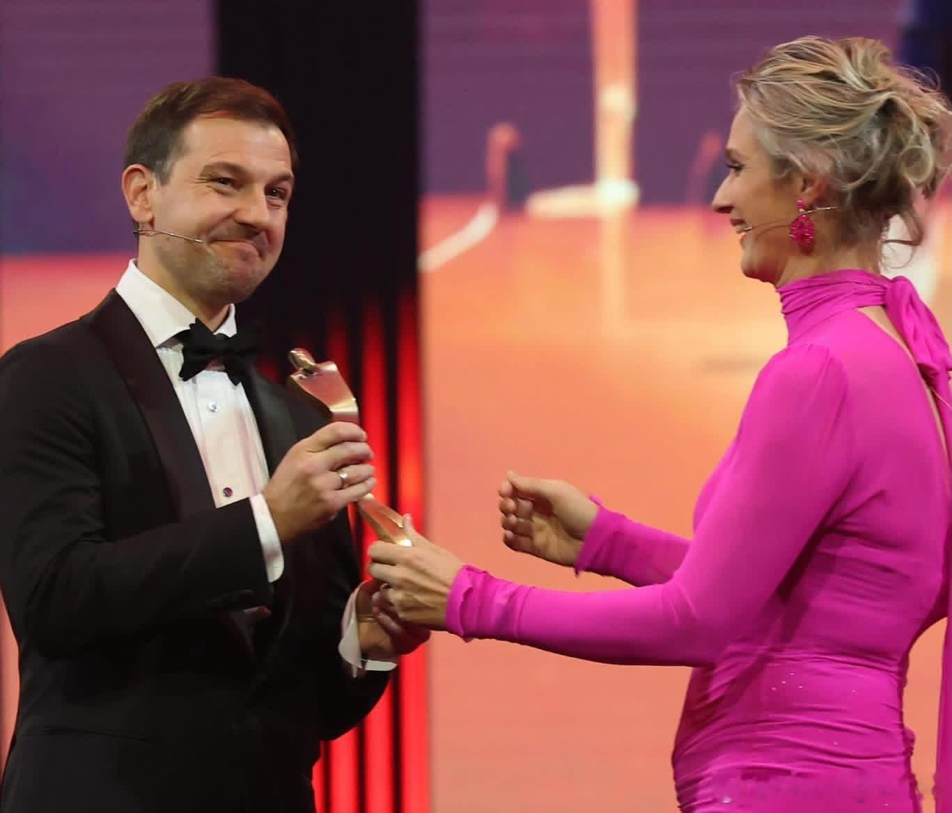 波尔：刚退役，已经获得了我的第一个终身成就奖。😉我感到非常荣幸。非常感谢布里塔