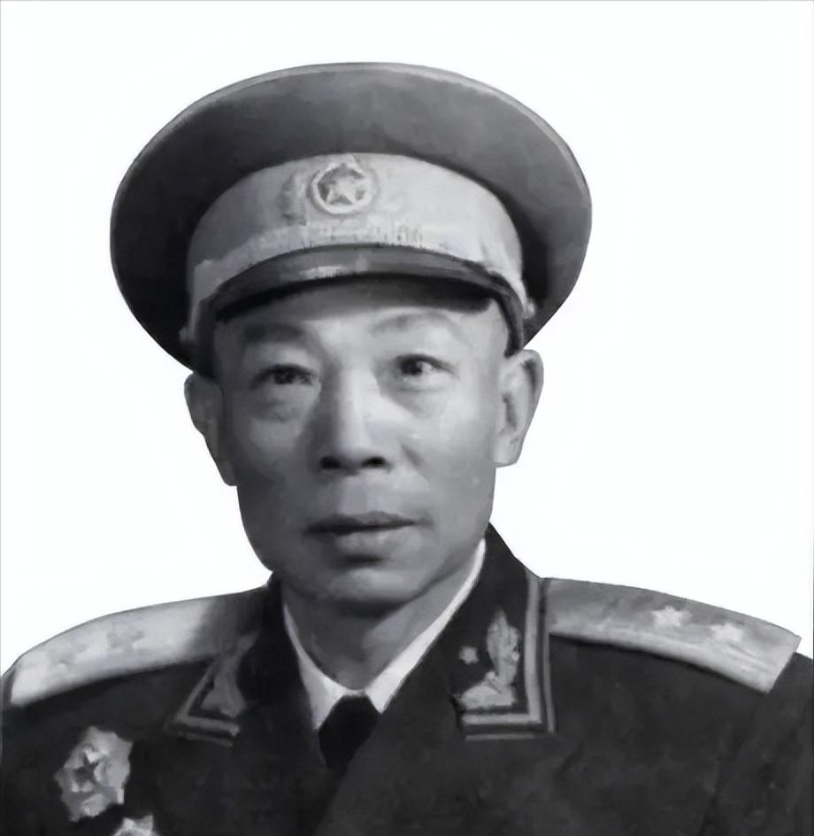 1949年9月，开国中将杨梅生在湖南剿匪，路上碰见个衣衫褴褛的要饭老太太。他派人