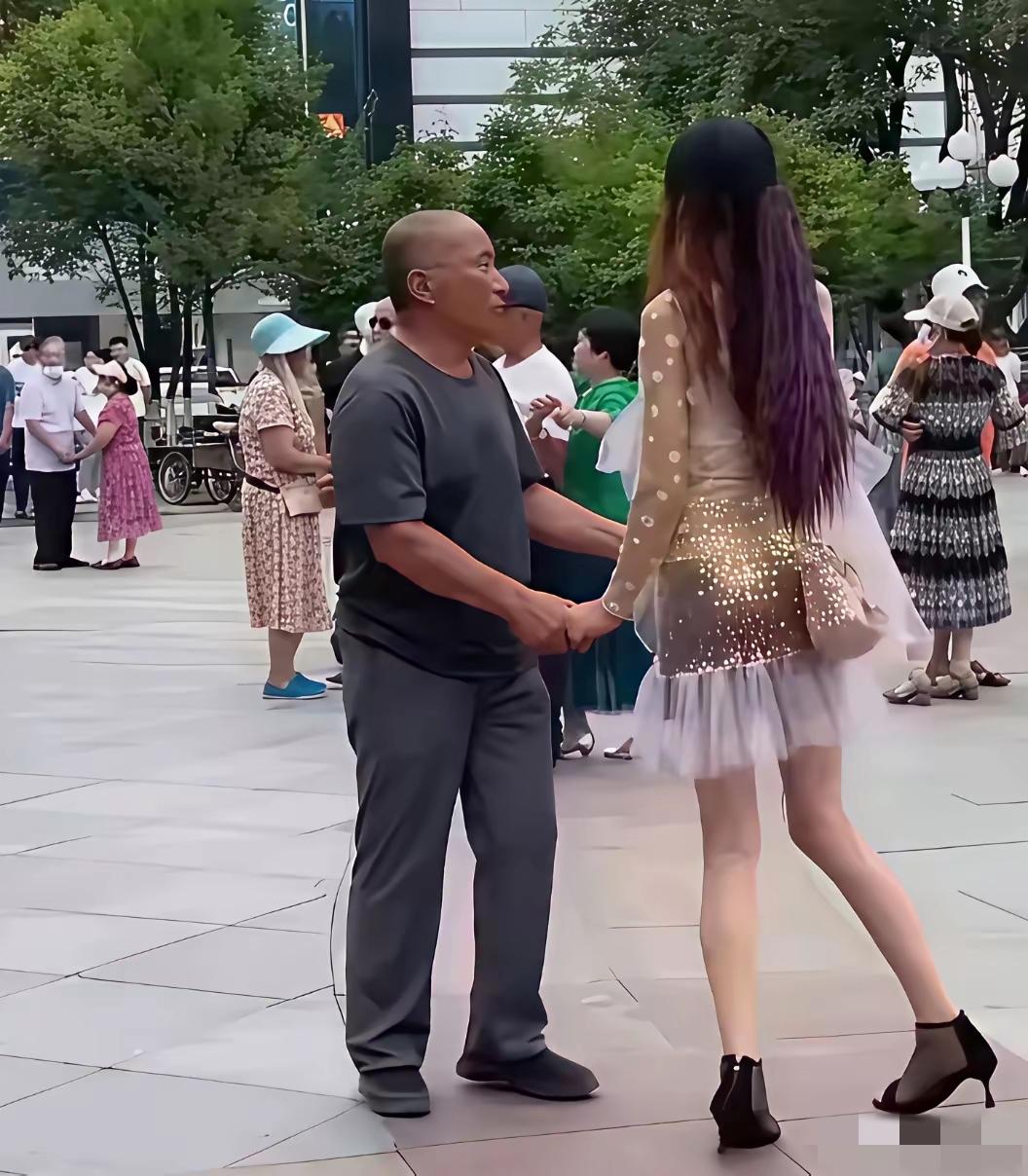 有这样的身材，脸好看不好看都无所谓了吧？[捂脸]