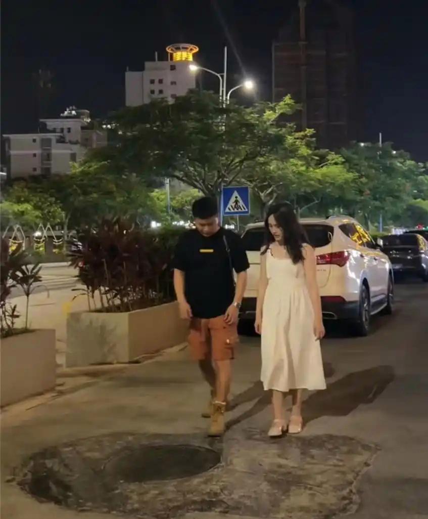 河南，一对夫妻冷战了五天，丈夫实在熬不住了，就偷偷开车去接妻子下班。谁知，车刚停