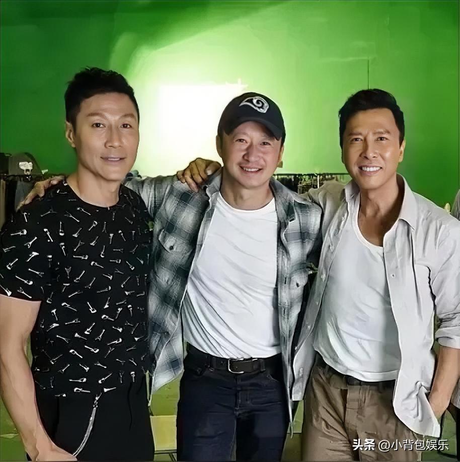 中间的是吴京，右边的是甄子丹，左边的这位是谁啊？乍一看以为是黎明，仔细一看不是他