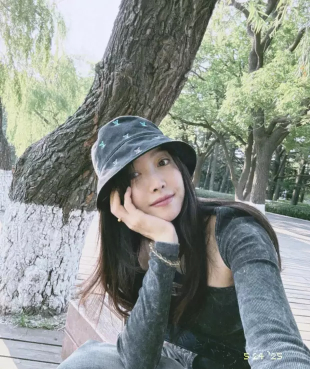 宋茜和妈妈一起在中山公园散步。 ​​​