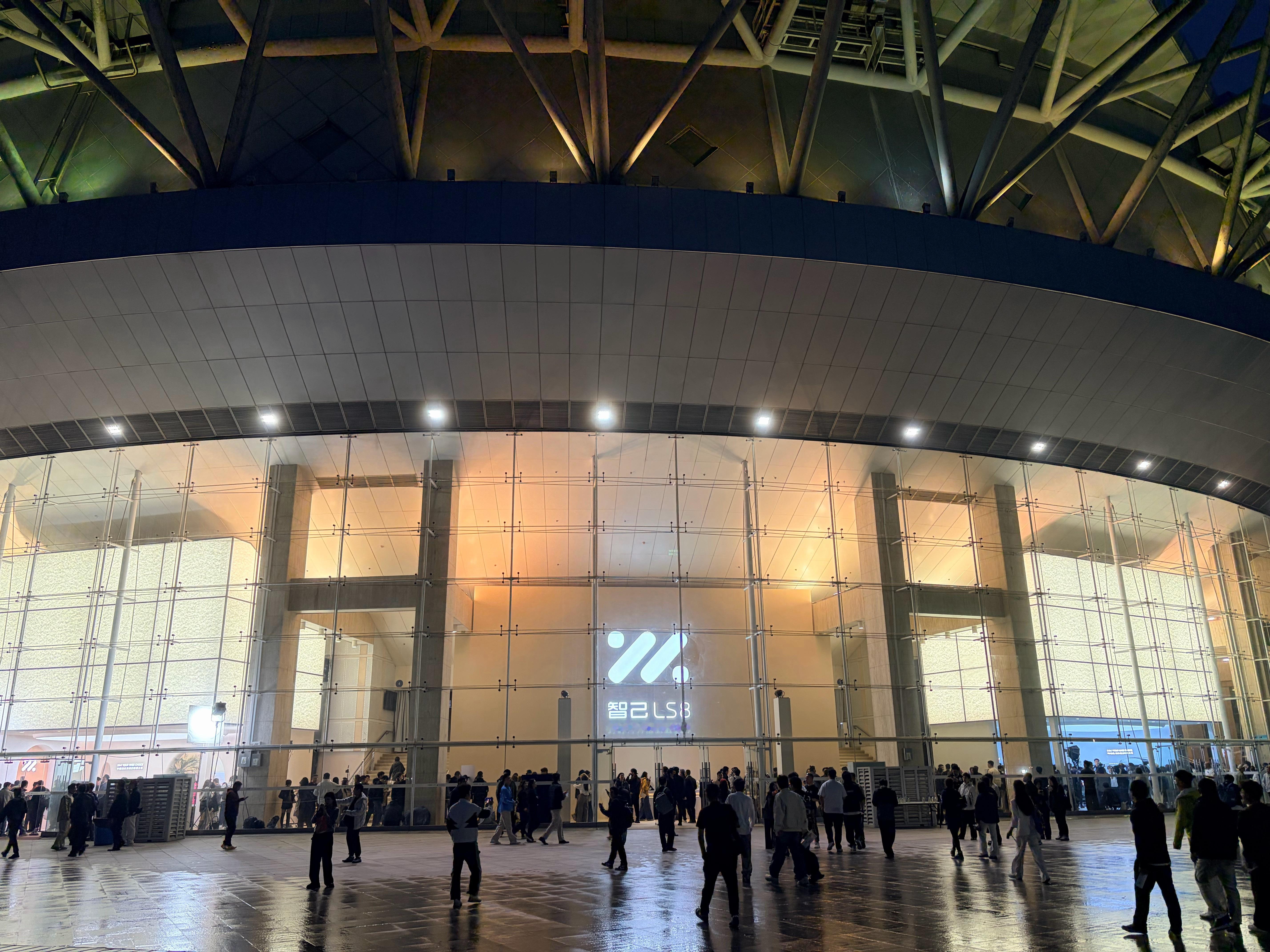 今天来这儿参加活动，看看能不能碰到老熟人 