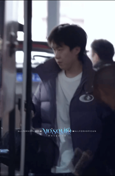 3.16日，王楚钦在酒店出发，去成都参加封训，一切顺利头哥。

结束了重庆冠军赛