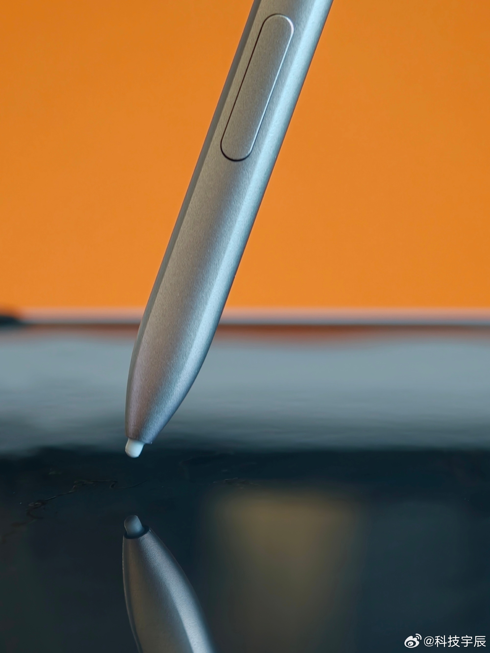 朋友说“这次屏幕这么平整，不做个手写笔可惜了”。可以透露下，这次真的有，不仅有手