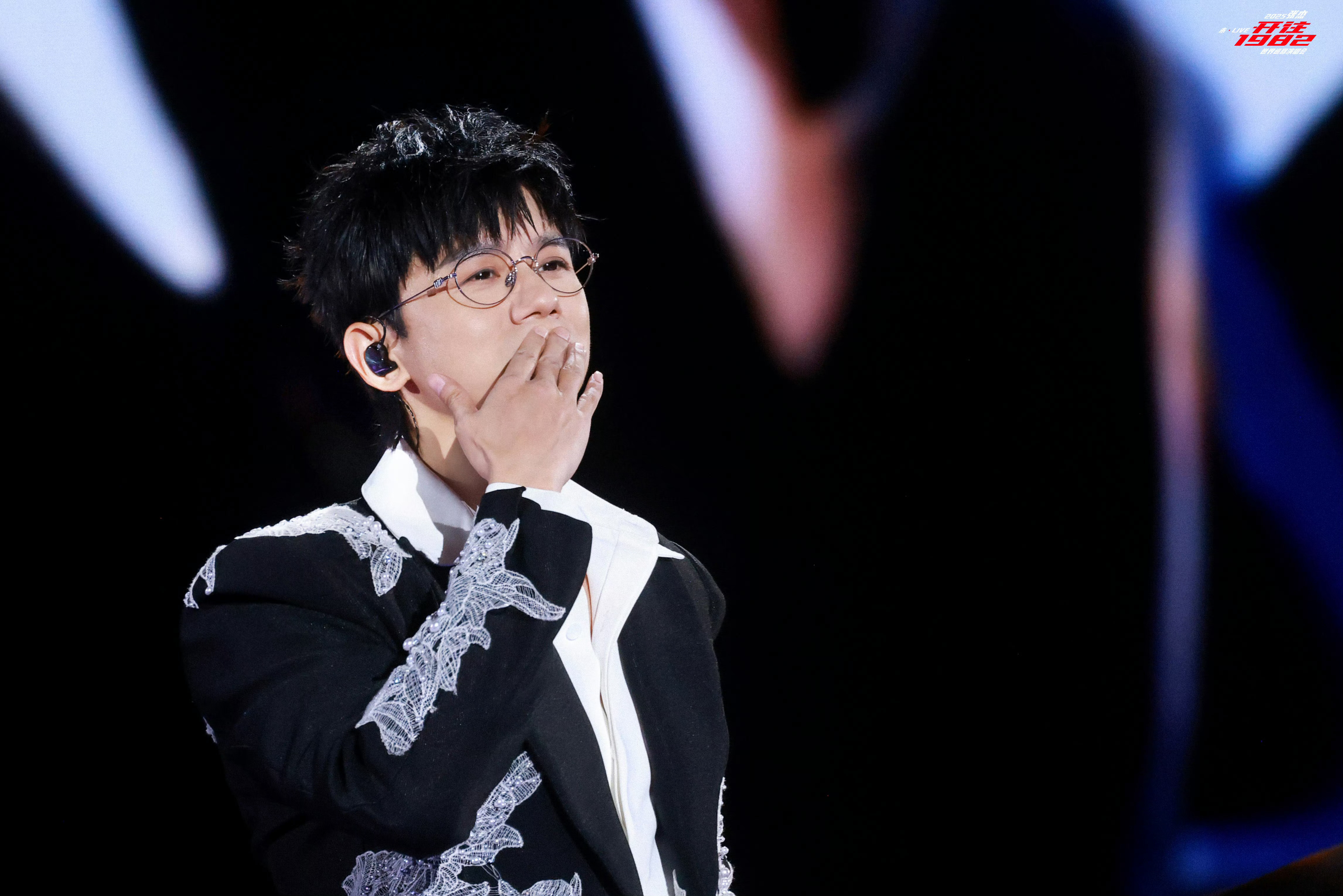 zj zj zj “黄昏处，想着微醺事，听着歌里的你” 