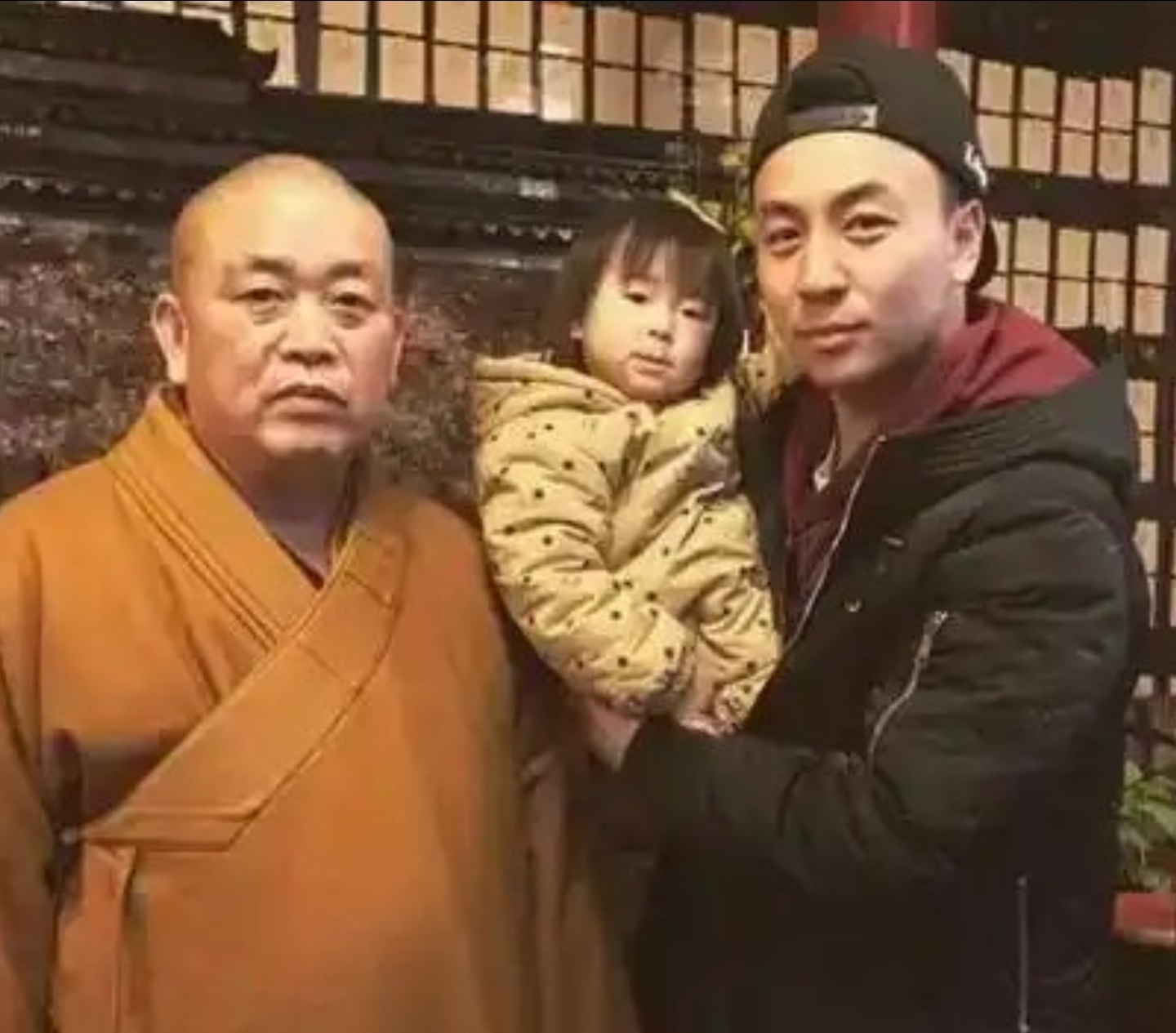 老和尚被抓，娱乐圈最难过的应该就是释小龙了吧？早年间，相传释小龙和他师傅关系非常