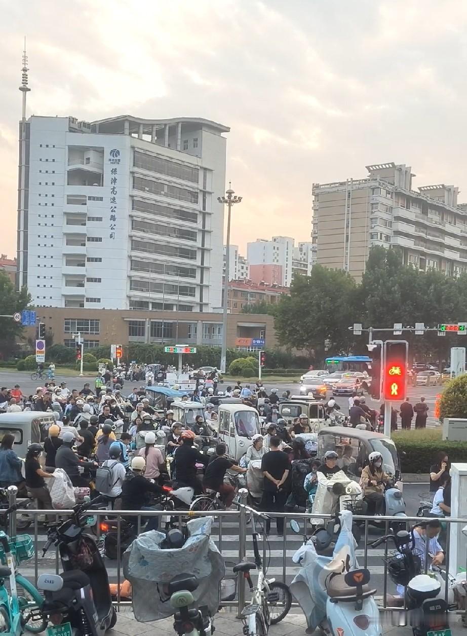 实拍保定七一路与恒祥北大街交叉口，下班高峰期的交通状况！
