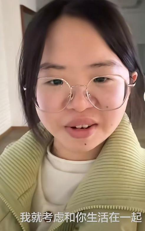 “看好你们自己哦，我要出门了，我今天的打扮这么美丽，要是你看上我的话，我可不让你