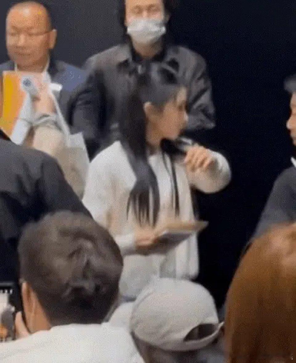 真的很会演，某存对粉丝态度前后变化，真的让人发笑 ​​​