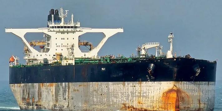 美军在北大西洋扣押贝拉1号油轮，游轮当前悬挂俄罗斯国旗，此前曾有俄罗斯潜艇护航，