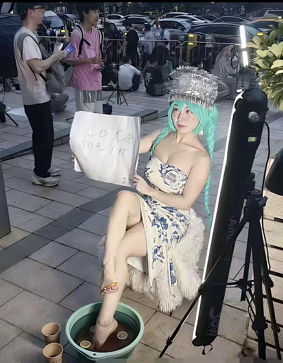 您没有看错，确实有人购买50元一杯的“洗脚柠檬水”！
话说广州漫展上，几个女co