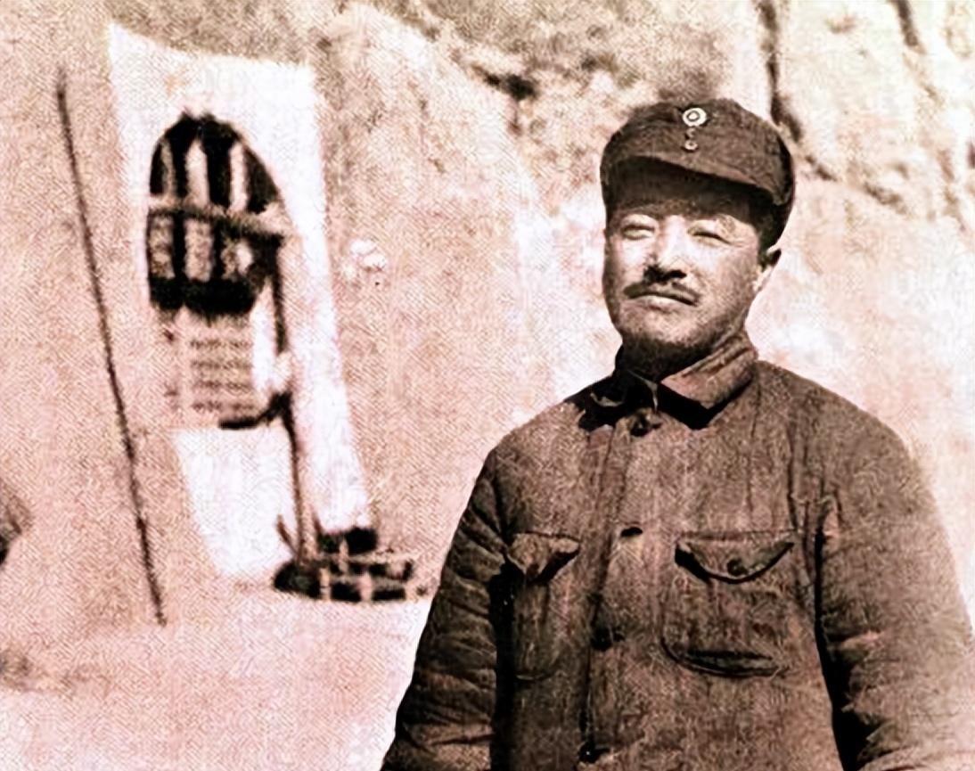 毛主席1955年审阅元帅名单时看到贺龙，开玩笑称他是优秀配角，这体现了怎样的历史