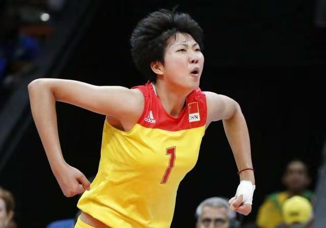 中国女排七大主力两人退役，一人拒绝回归。提到中国女排，那可是国人的偶像，在球迷心