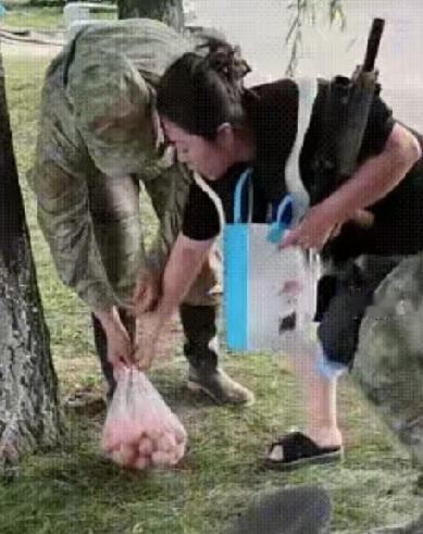 真的看哭了！近日，吉林敦化救灾现场，子弟兵坐在大树下短暂歇脚。女子带着儿子走来，