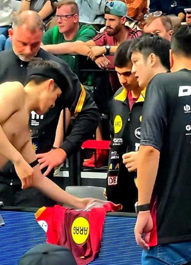 樊振东越过教练席说了几句话，邱党3比0翻盘！这才叫大哥