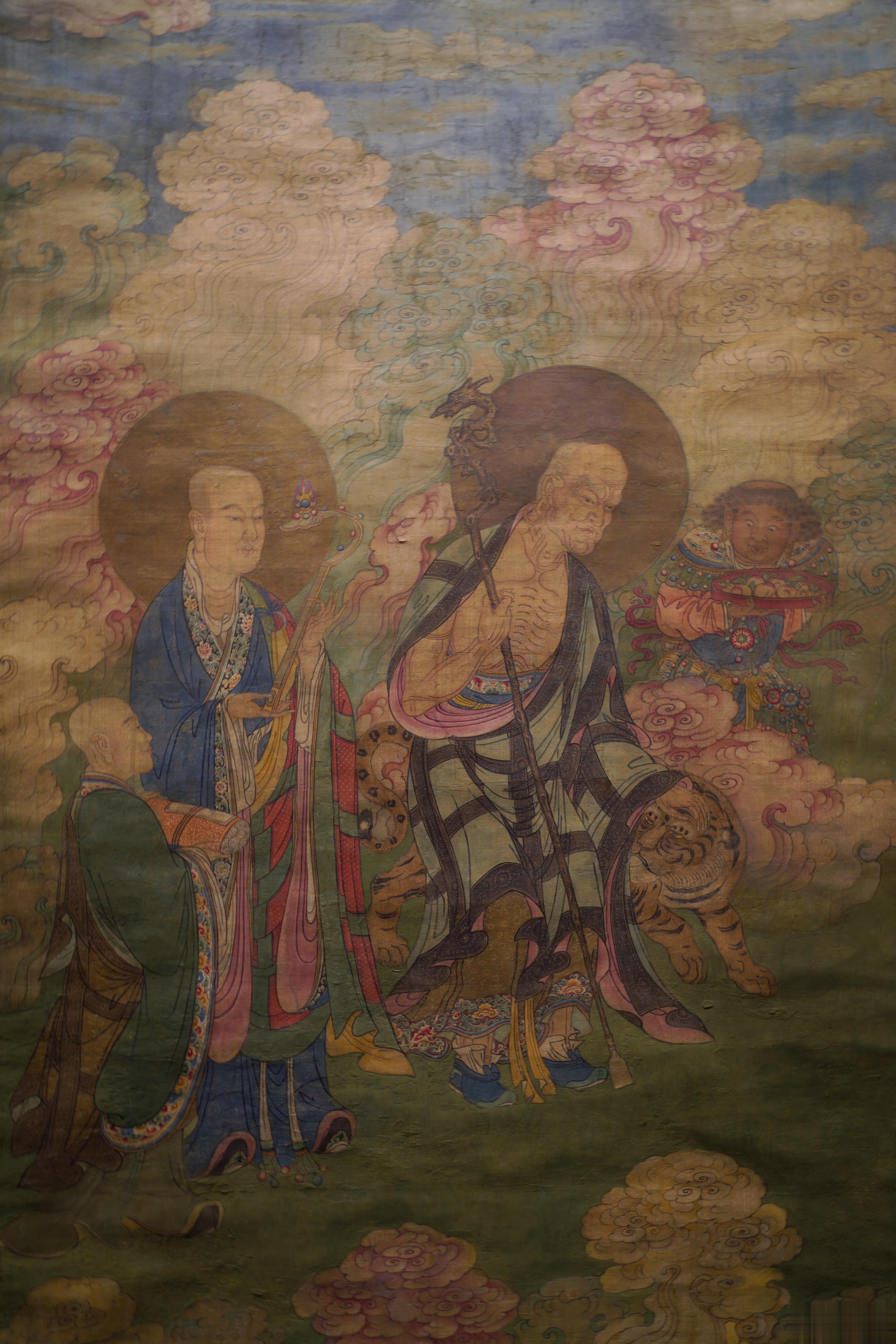 首都博物馆画中三千界特展罗汉像轴明代作品，工笔重彩，绘画精细，色彩鲜艳。此图画两