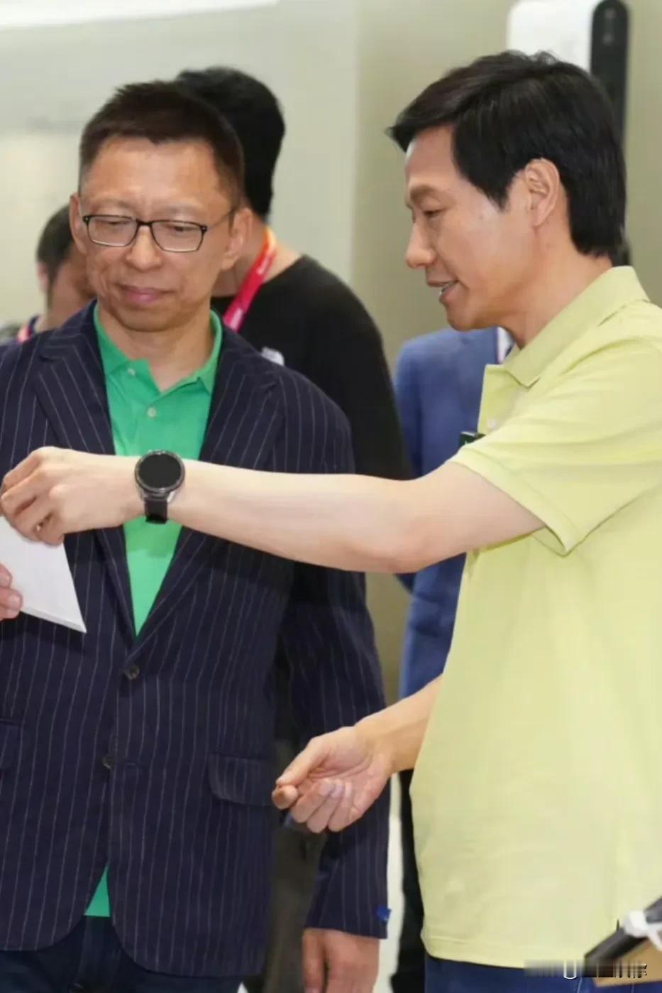 看到雷军对张朝阳毕恭毕敬的样子，我才想起来他是咱们国内互联网的拓荒者。张朝阳在智