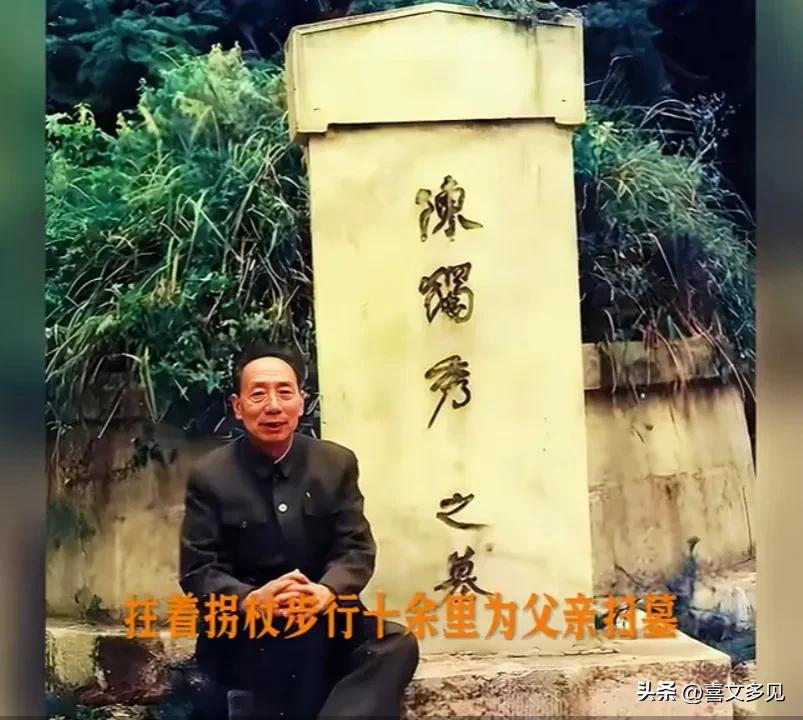 1966年，陈松年在父亲陈独秀墓前的留影，姊妹四个，只剩他一人。
陈独秀这人，生