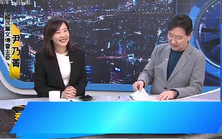 赵少康看着尹乃箐就笑嘻嘻，说话也温柔多了，这里面肯定是有爱慕之情在里面的，能让一