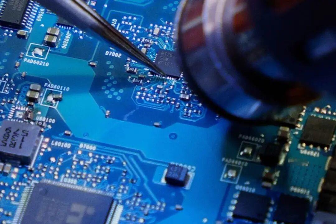 据知情人士称，特朗普政府正在考虑对半导体征收新一轮全面关税，一种可能方案将大幅扩