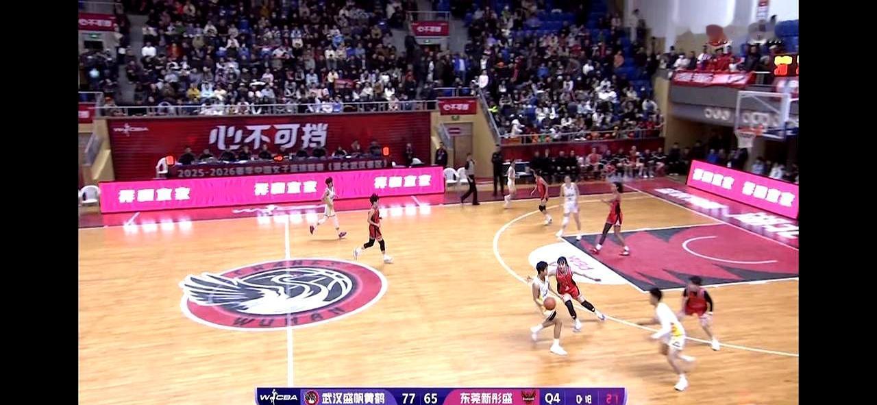 卫冕冠军东莞队，带着外援卡多佐、里德，还有国手杨力维，被武汉77比68掀翻，净输