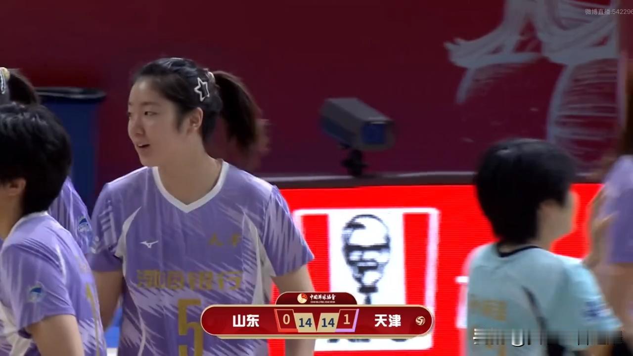 李晨瑄被打脸，山东女排被打崩，天津女排25:16赢下第二局。
全锦赛天津女排对阵