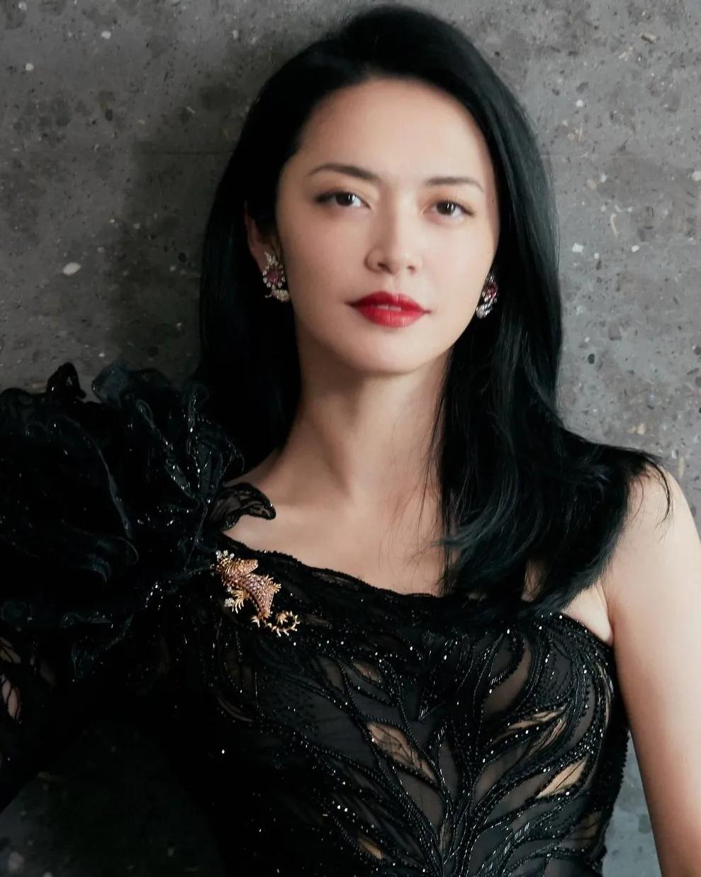  苏明玉的扮演者姚晨，1979年10月5日出生于福建省福州市，祖籍福建泉州石狮，