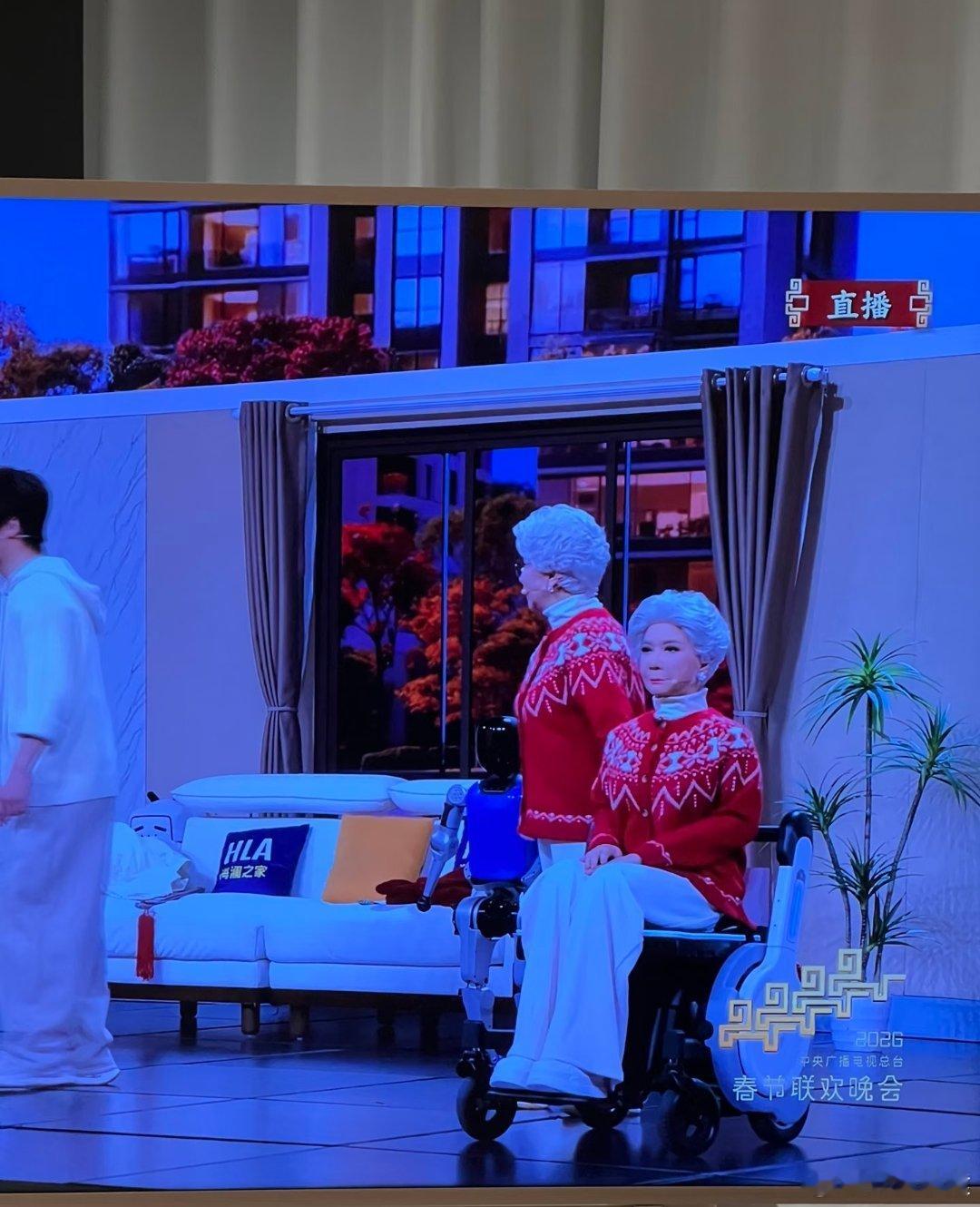 机器人全面入侵春晚松延动力和宇树机器人，还有“蔡明”机器人。