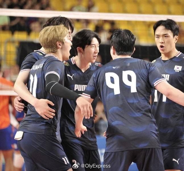 【韩国男排14人名单 将与中国队热身】国际排坛动态 4月22日，韩国排协公布了男