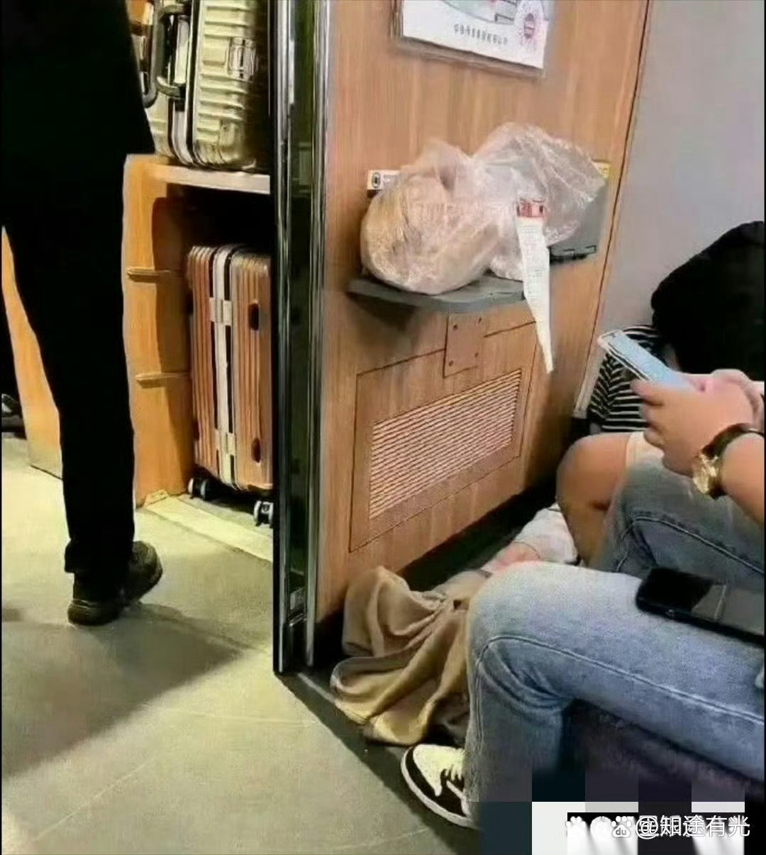高铁上遇到的，好恐怖，没人管吗？ ​​​