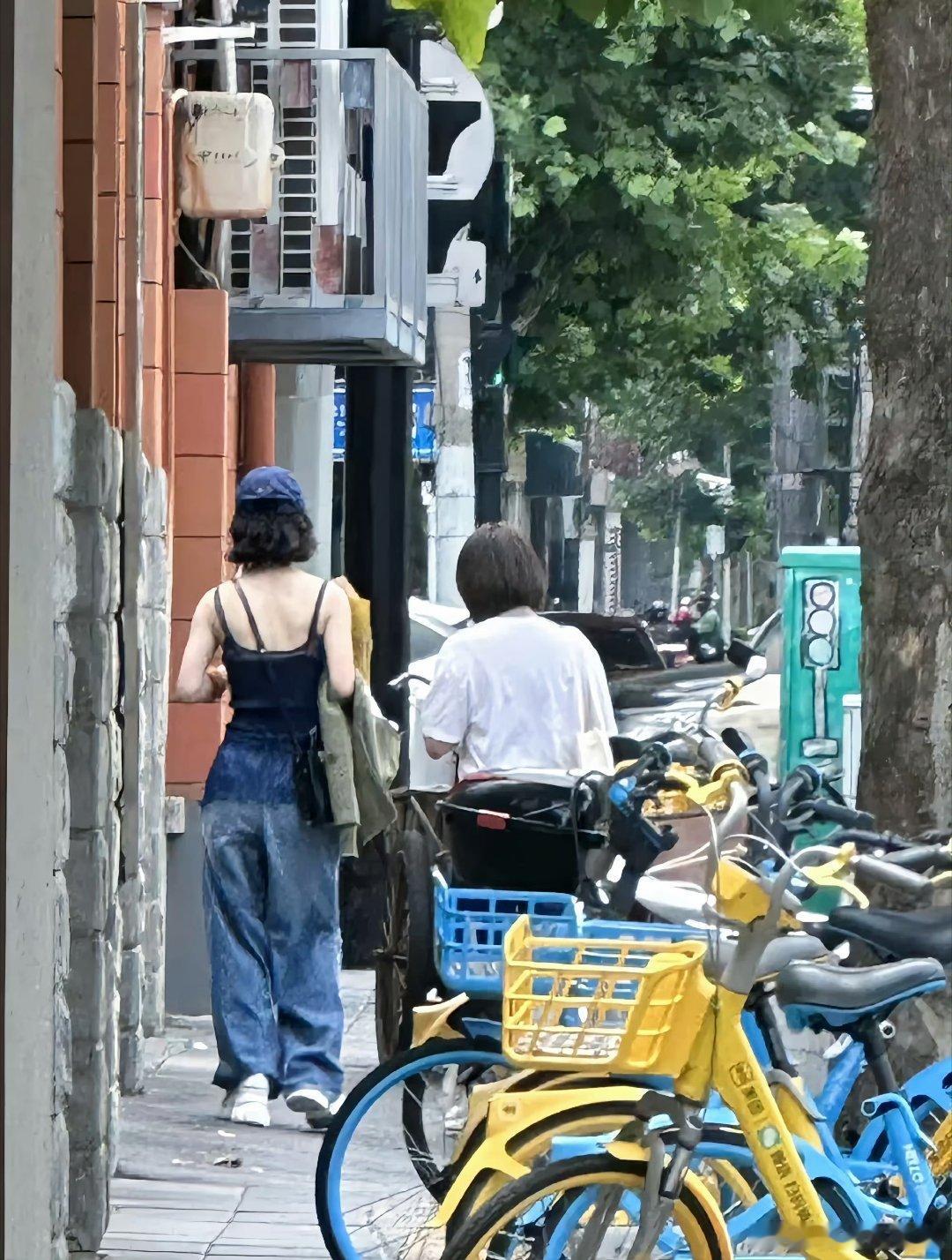 偶遇赵丽颖穿吊带逛街我的女孩也再一次激励到我了，明天开始我晚饭不吃了，我也要减肥