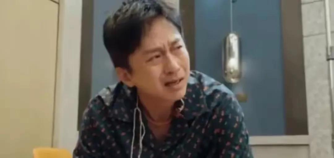 邓超与鹿晗的关系超越了普通的综艺搭档，更像是家人般的挚友。他们不仅在事业上互相支
