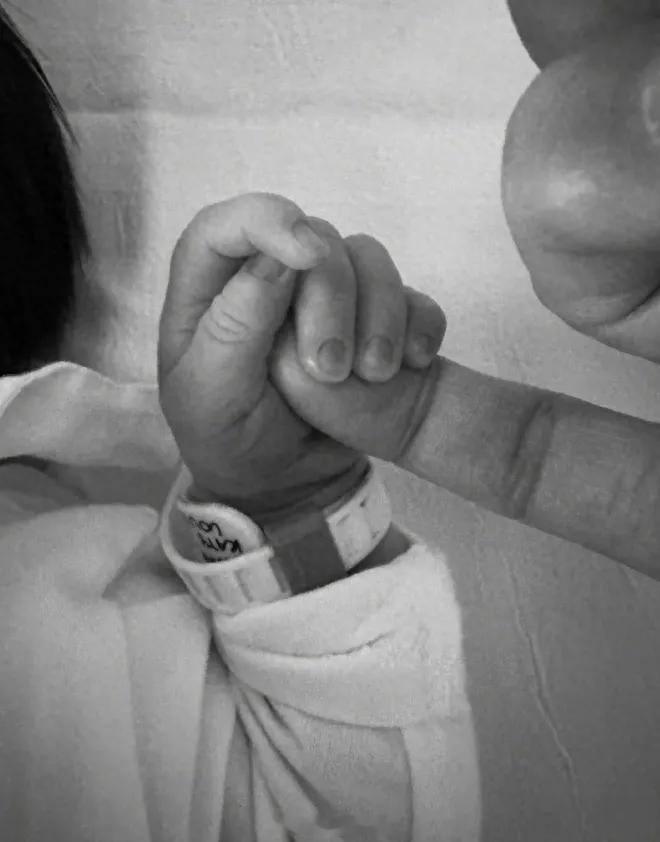 宋仲基二胎出生  宋仲基女儿出生  20日，宋仲基在官咖官宣二胎得女，“非常感谢