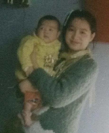 1976年，女知青红梅抱着4岁的儿子回了北京的家。哪料，她母亲破口大骂：“我们的