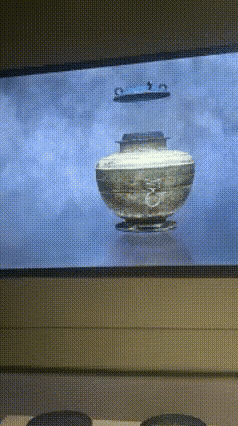 人到中年，折服于老祖宗的智慧
 
人到中年，愈发敬畏历史。看着这套战国铜餐具，心