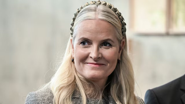 🔻这个王储妃老有意思了。🔻她给挪威王储带来了一个拖油瓶继子霍伊比，是个强奸犯