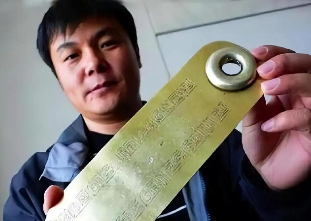 1999年，内蒙古一男子被债主追债，无路可逃时，突然想起父亲说过：有困难时，地窖