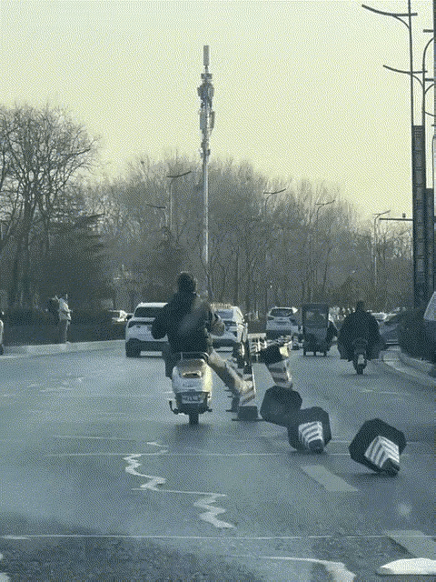 这个男子的行为，看着真是来气，对于这种行为，就应该严惩不贷，绝对不能姑息！老话说