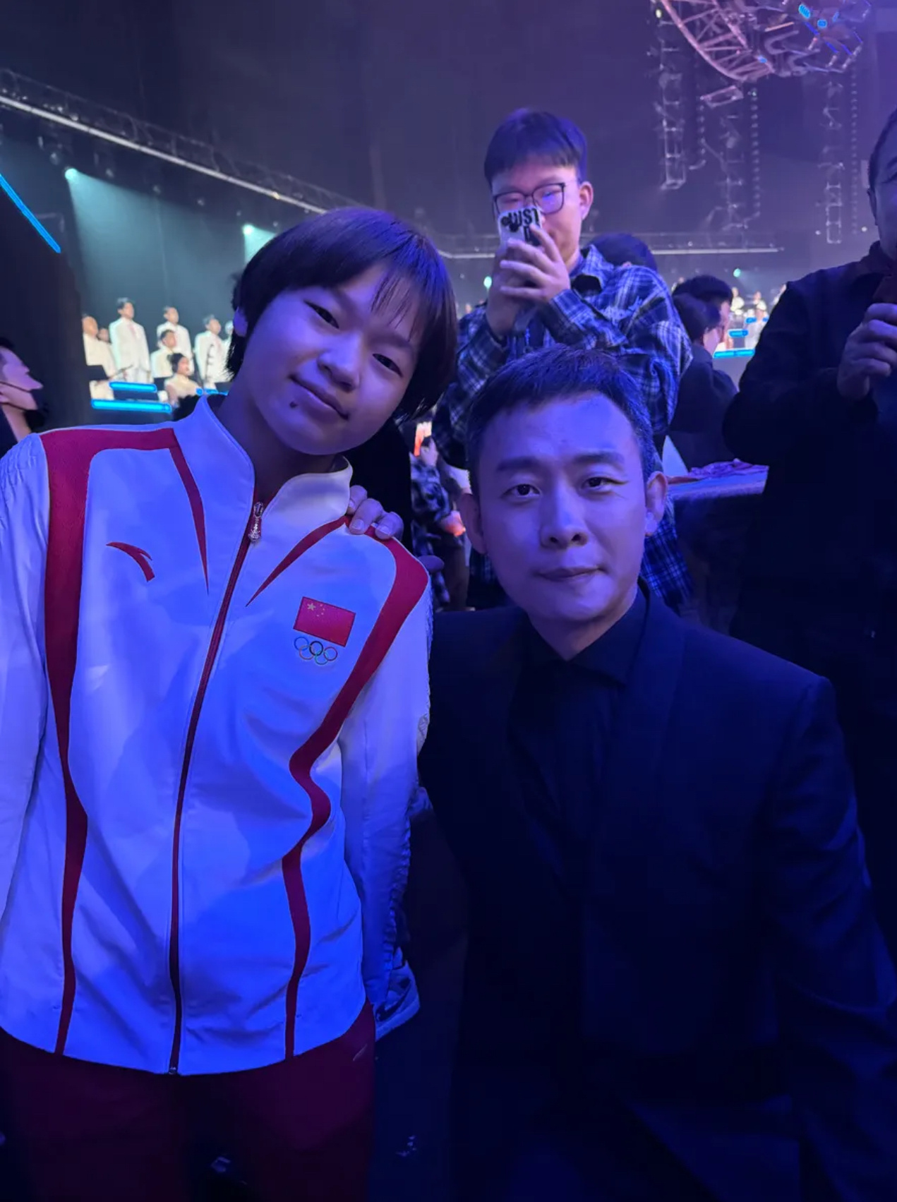 全红婵晒与张译黄晓明樊振东等合影 大赞都这么帅。搜狐娱乐讯 9月25日凌晨，全红